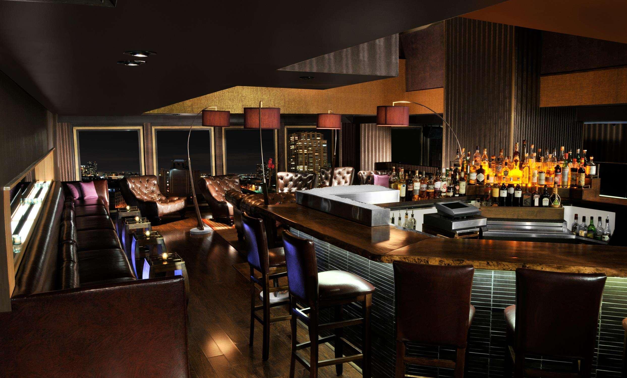 ヒルトン ガーデン イン タイムズ スクエア ニューヨーク エクステリア 写真 The bar at the 360° Lounge