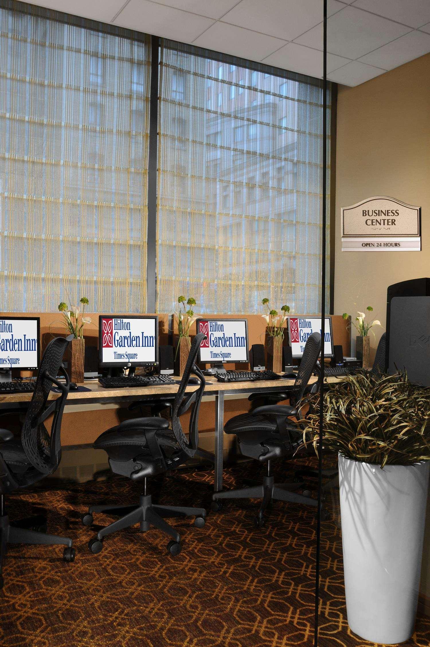 ヒルトン ガーデン イン タイムズ スクエア ニューヨーク 設備 写真 A typical business center at a hotel