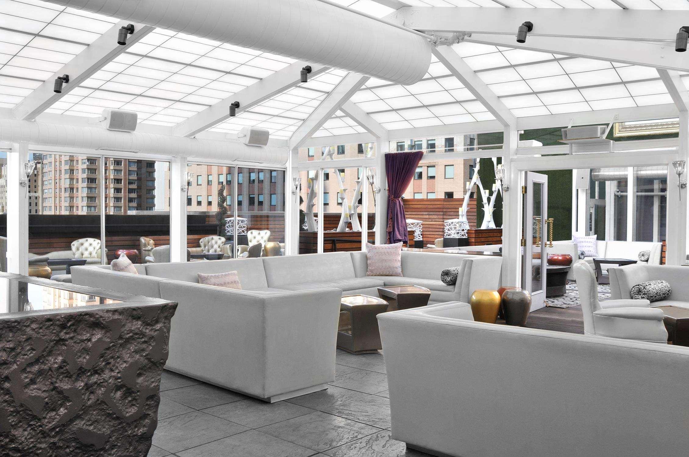 ヒルトン ガーデン イン タイムズ スクエア ニューヨーク エクステリア 写真 The interior of the Sky Bar