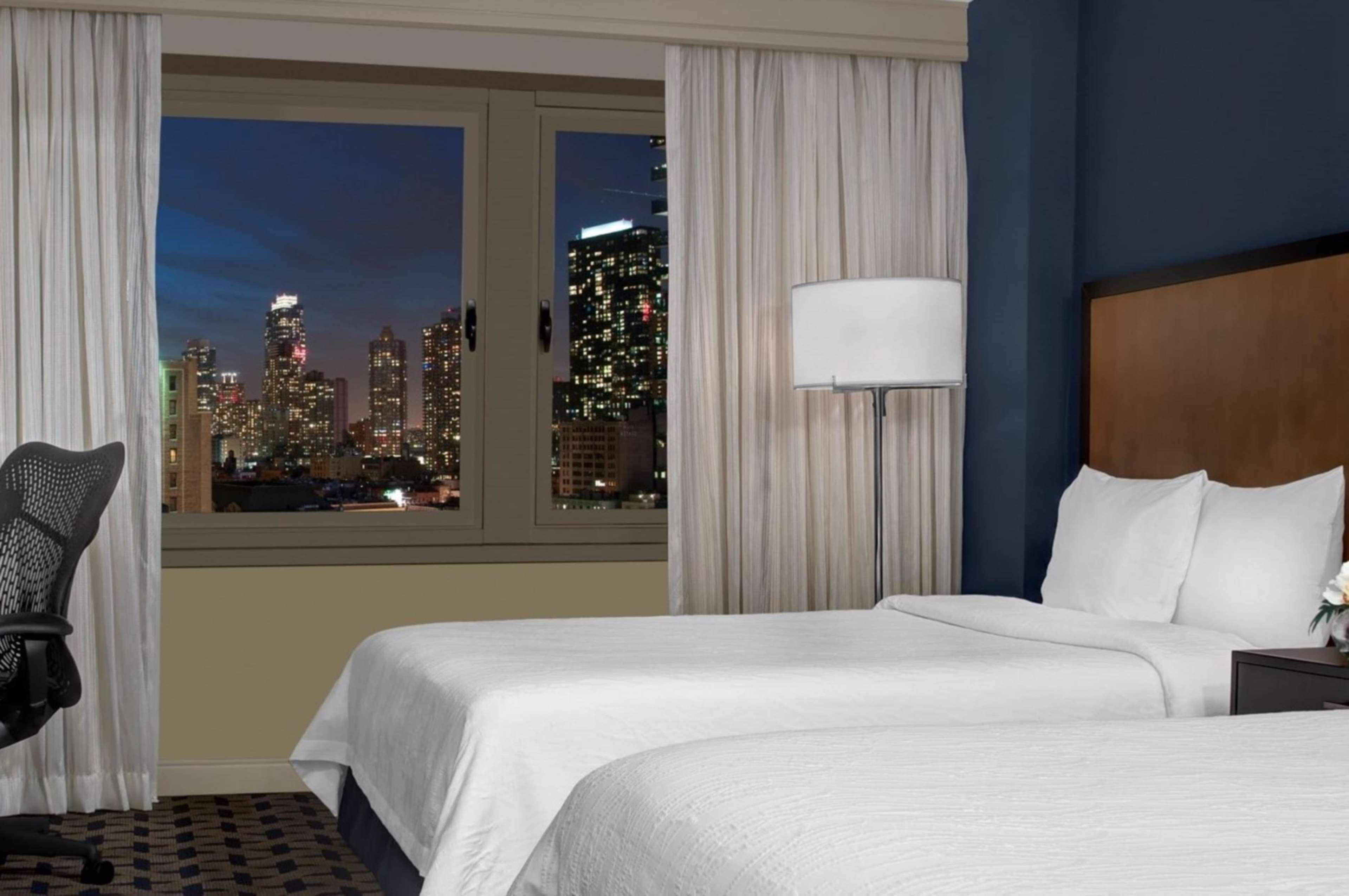 ヒルトン ガーデン イン タイムズ スクエア ニューヨーク エクステリア 写真 A guest room at the Hilton New York