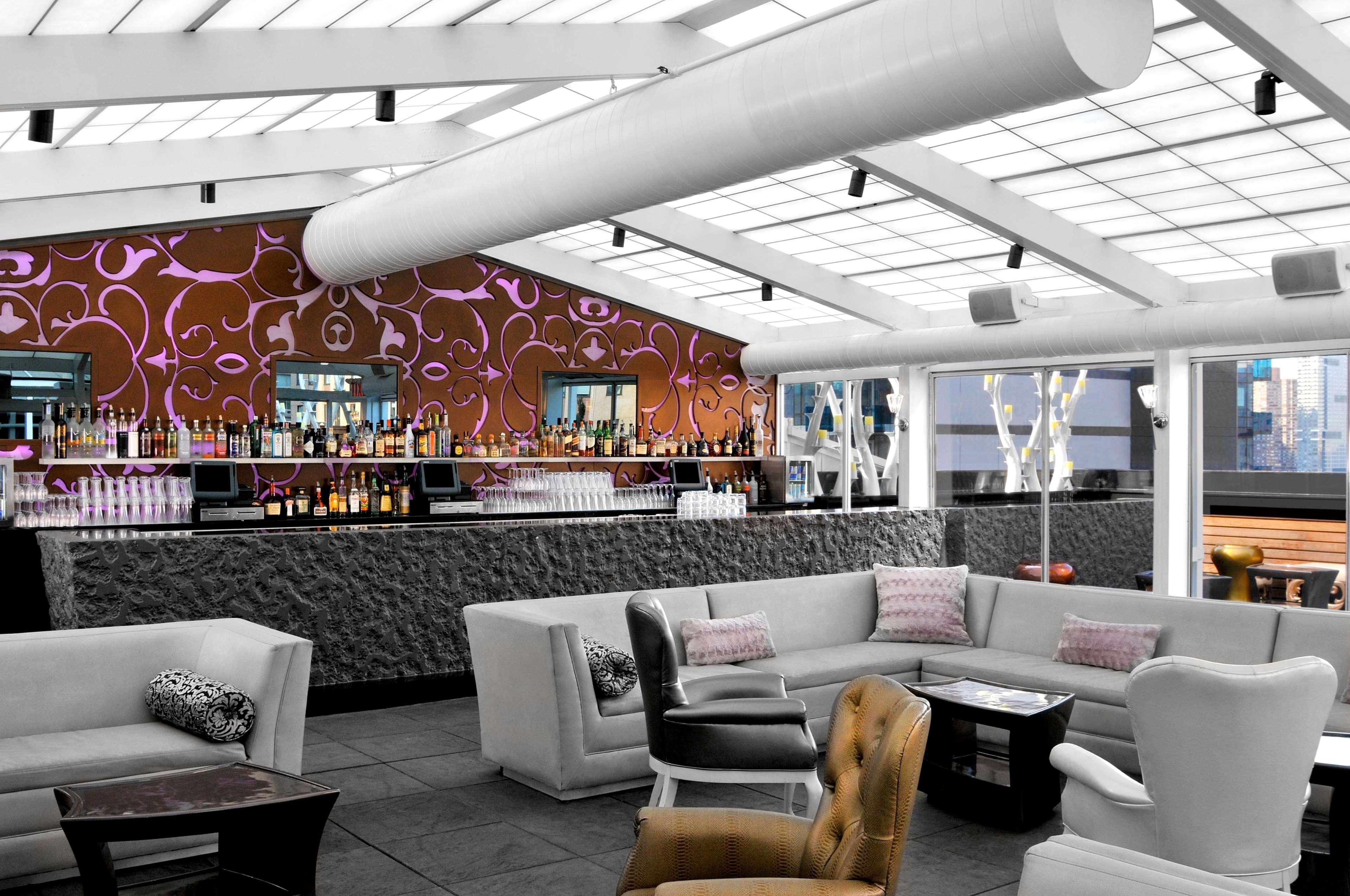 ヒルトン ガーデン イン タイムズ スクエア ニューヨーク エクステリア 写真 The bar at the 101 bar