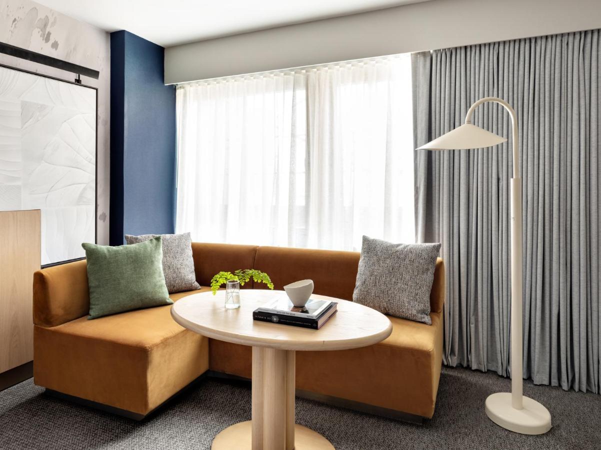ヒルトン ガーデン イン タイムズ スクエア ニューヨーク エクステリア 写真 A living room at the Hotel Zags
