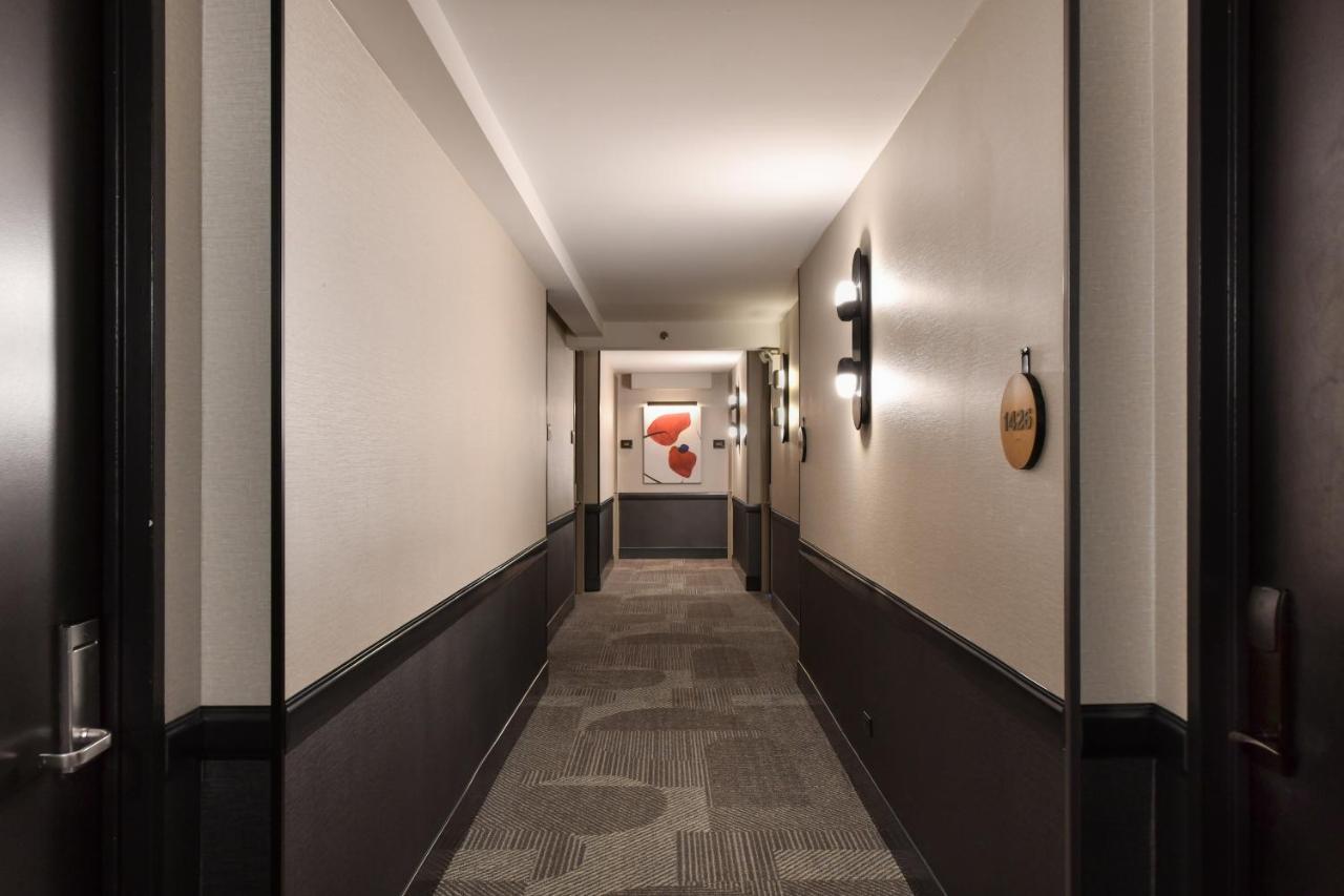 ヒルトン ガーデン イン タイムズ スクエア ニューヨーク エクステリア 写真 A typical corridor