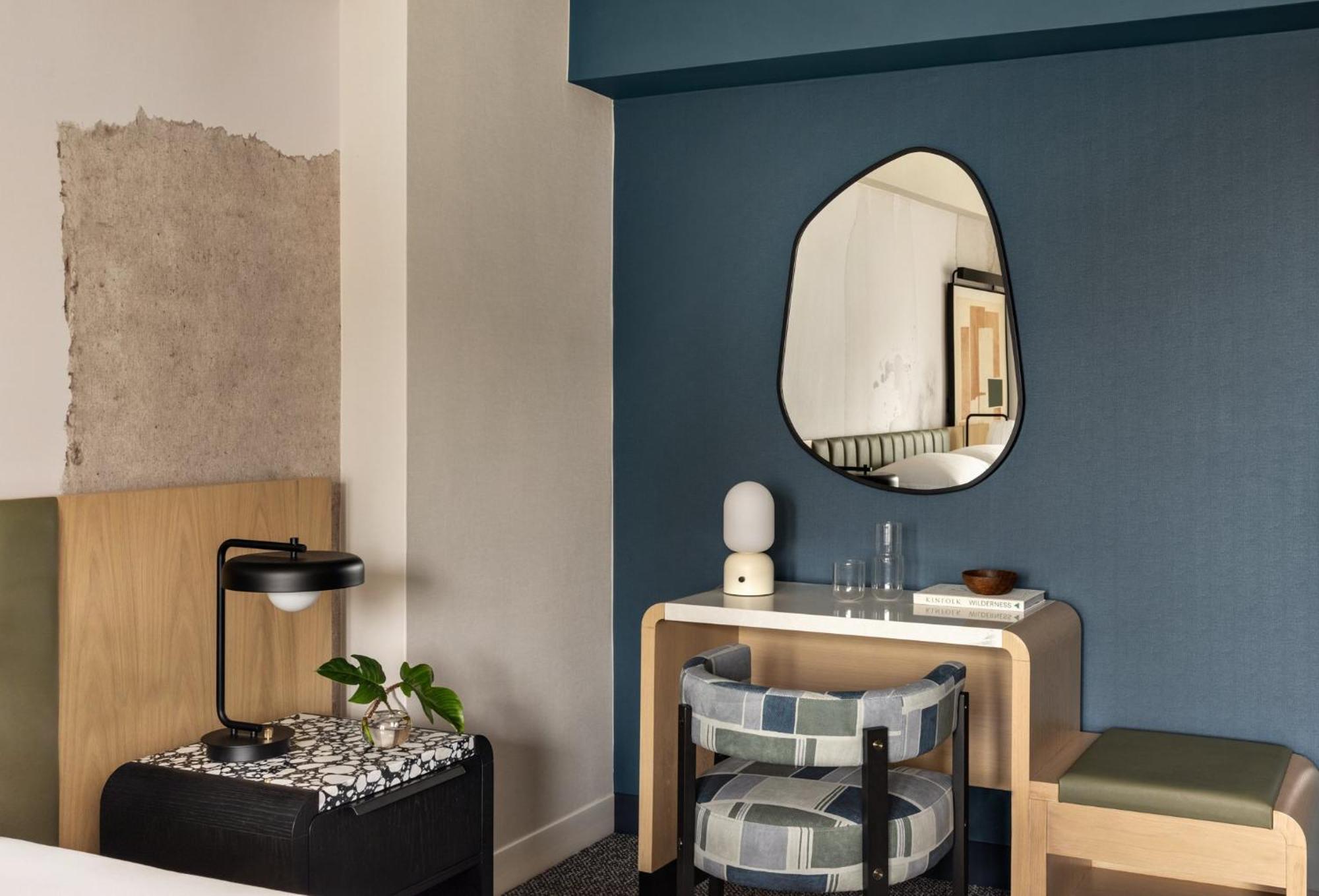 ヒルトン ガーデン イン タイムズ スクエア ニューヨーク エクステリア 写真 A mirror in a home