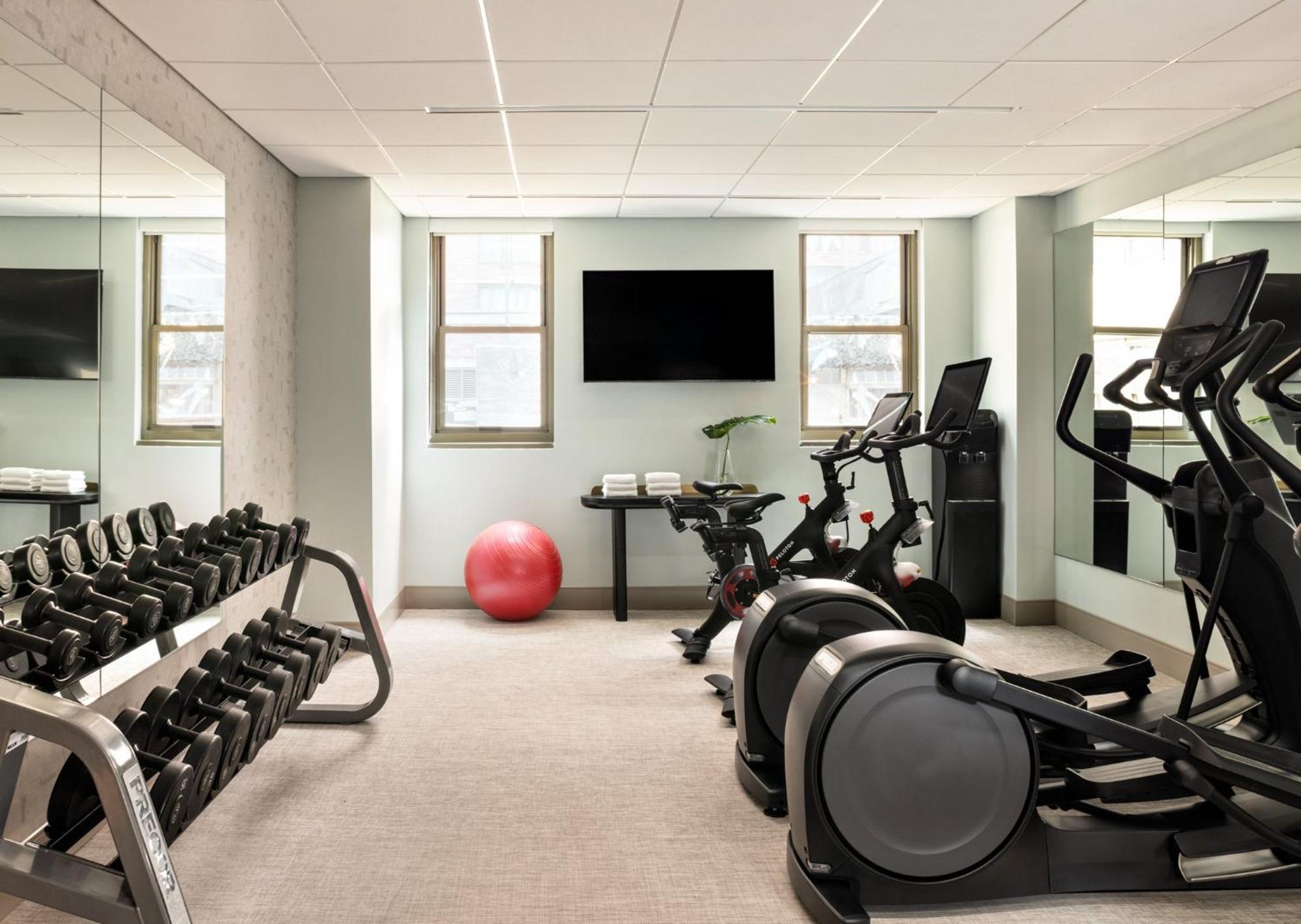 ヒルトン ガーデン イン タイムズ スクエア ニューヨーク エクステリア 写真 The fitness center