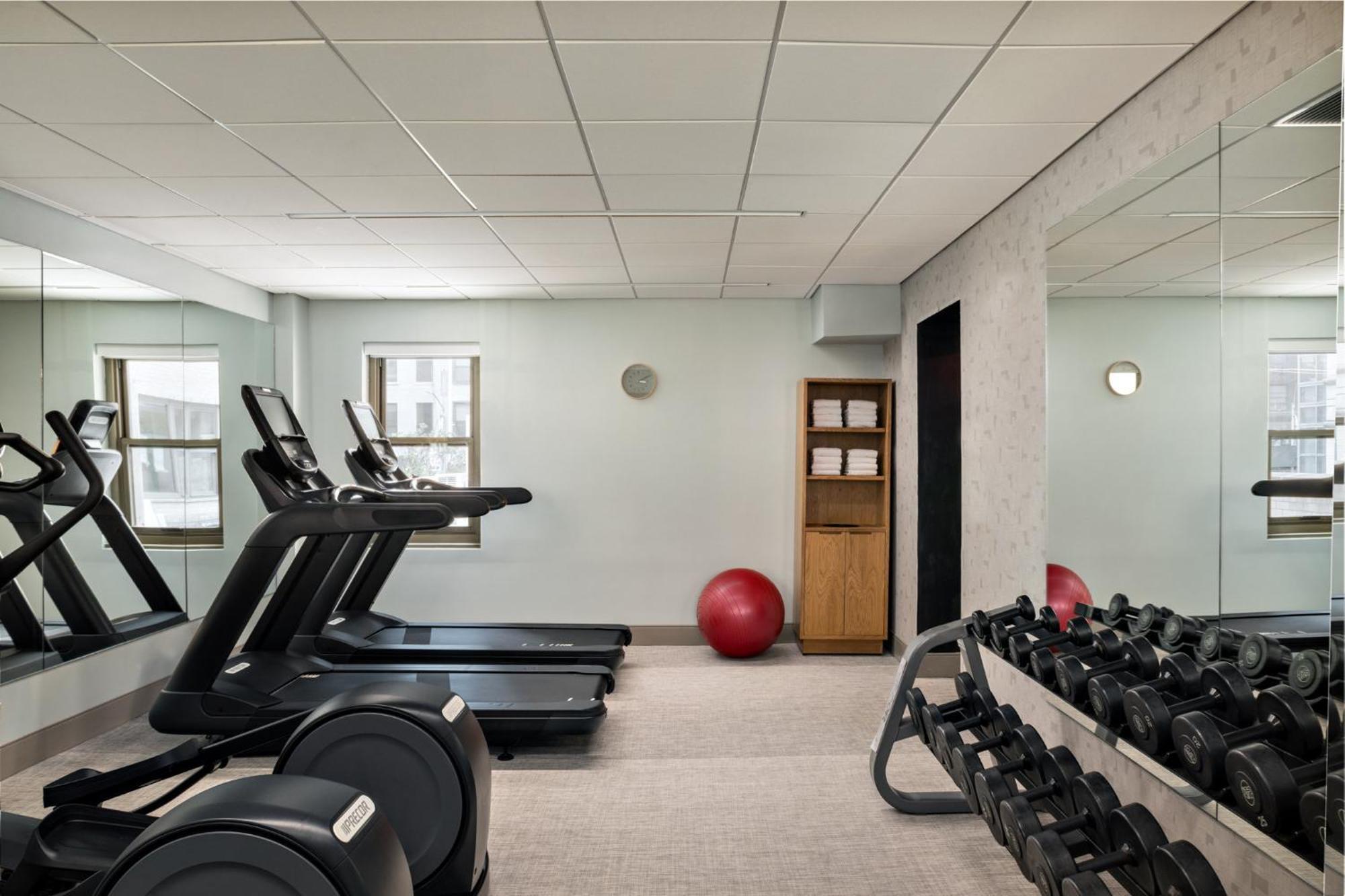ヒルトン ガーデン イン タイムズ スクエア ニューヨーク エクステリア 写真 The gym at The Standard East Village
