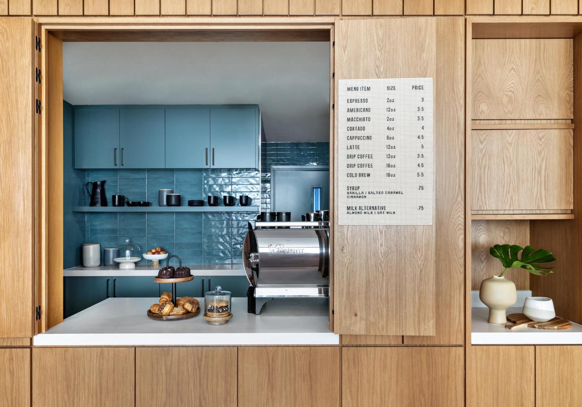 ヒルトン ガーデン イン タイムズ スクエア ニューヨーク エクステリア 写真 The coffee bar at the 2018 edition of the London Design Festival