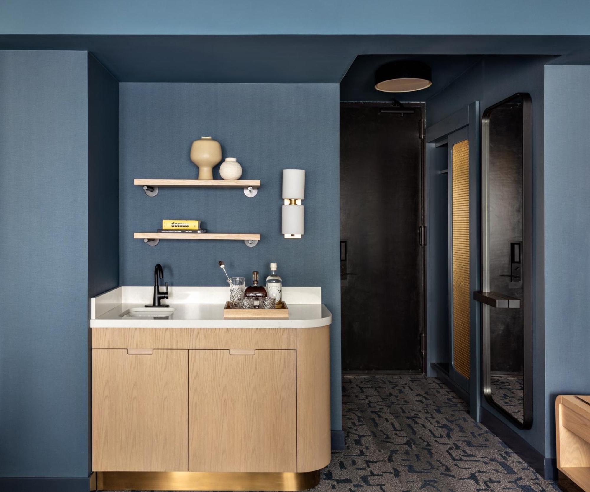 ヒルトン ガーデン イン タイムズ スクエア ニューヨーク エクステリア 写真 A bathroom at the Standard East Village