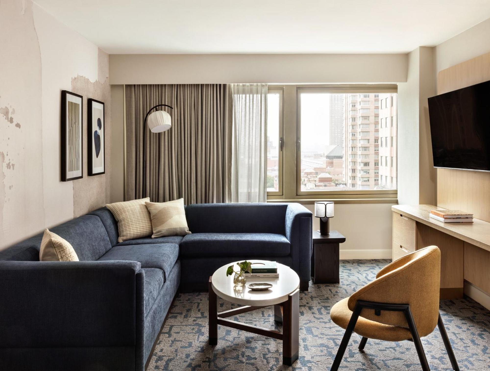 ヒルトン ガーデン イン タイムズ スクエア ニューヨーク エクステリア 写真 A living room at the hotel