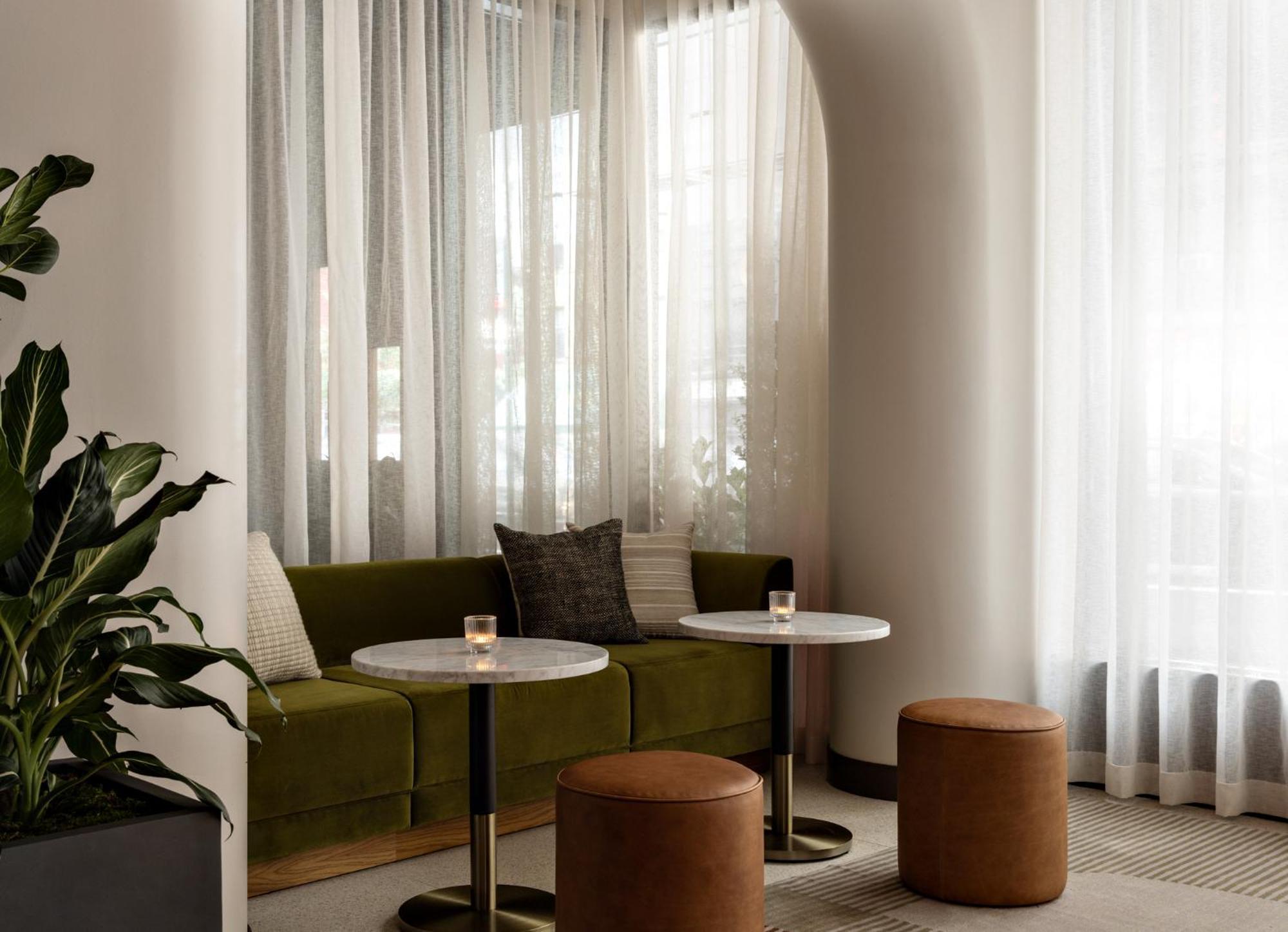 ヒルトン ガーデン イン タイムズ スクエア ニューヨーク エクステリア 写真 The interior of the hotel