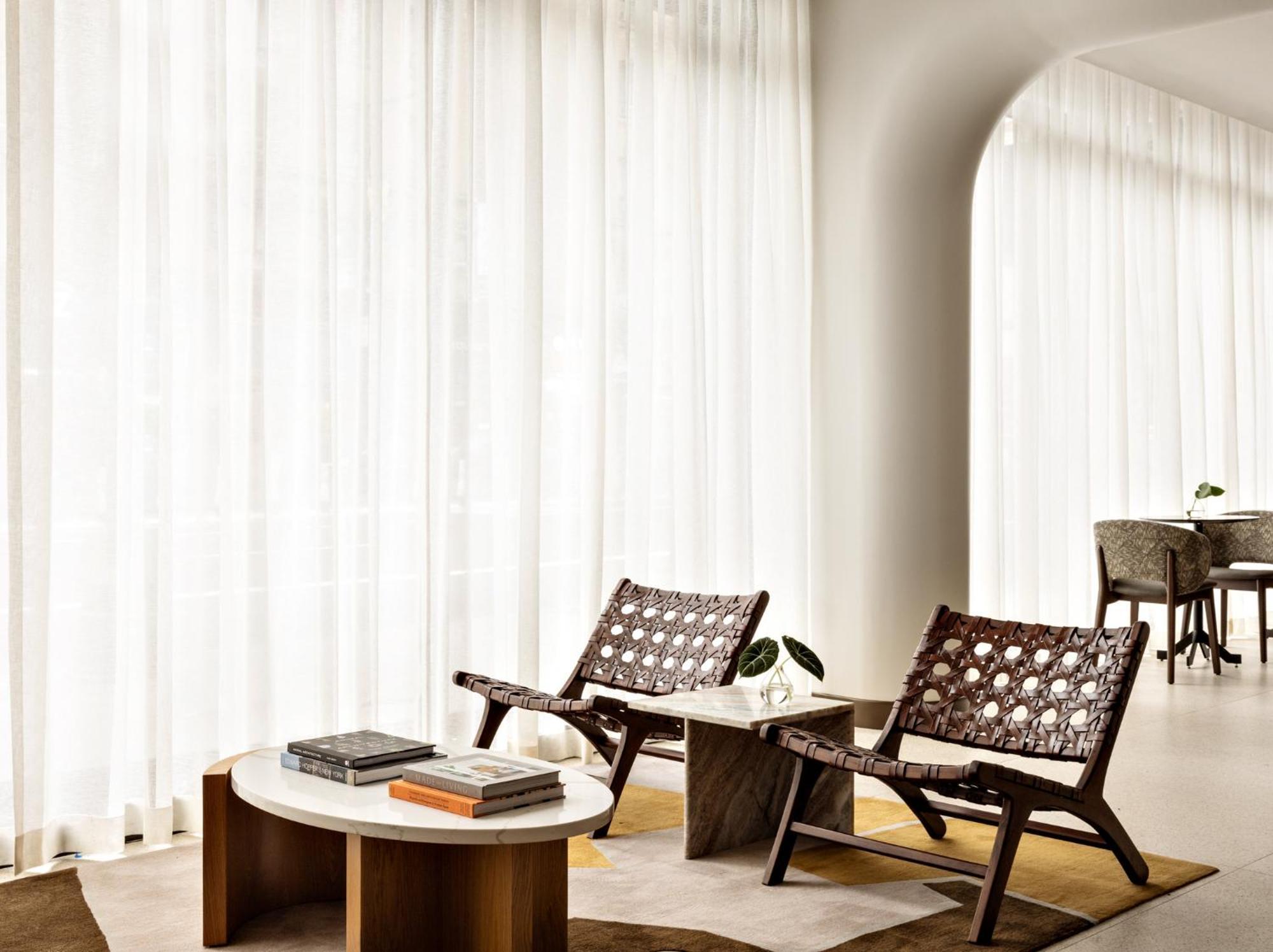 ヒルトン ガーデン イン タイムズ スクエア ニューヨーク エクステリア 写真 The interior of a suite at The Standard East Village