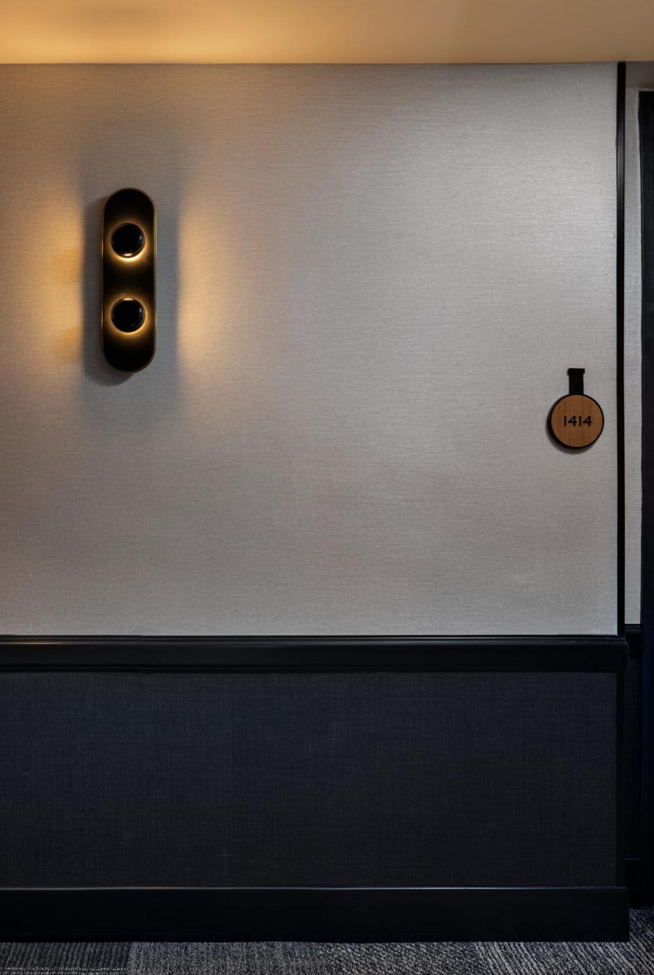 ヒルトン ガーデン イン タイムズ スクエア ニューヨーク エクステリア 写真 A room number on a door