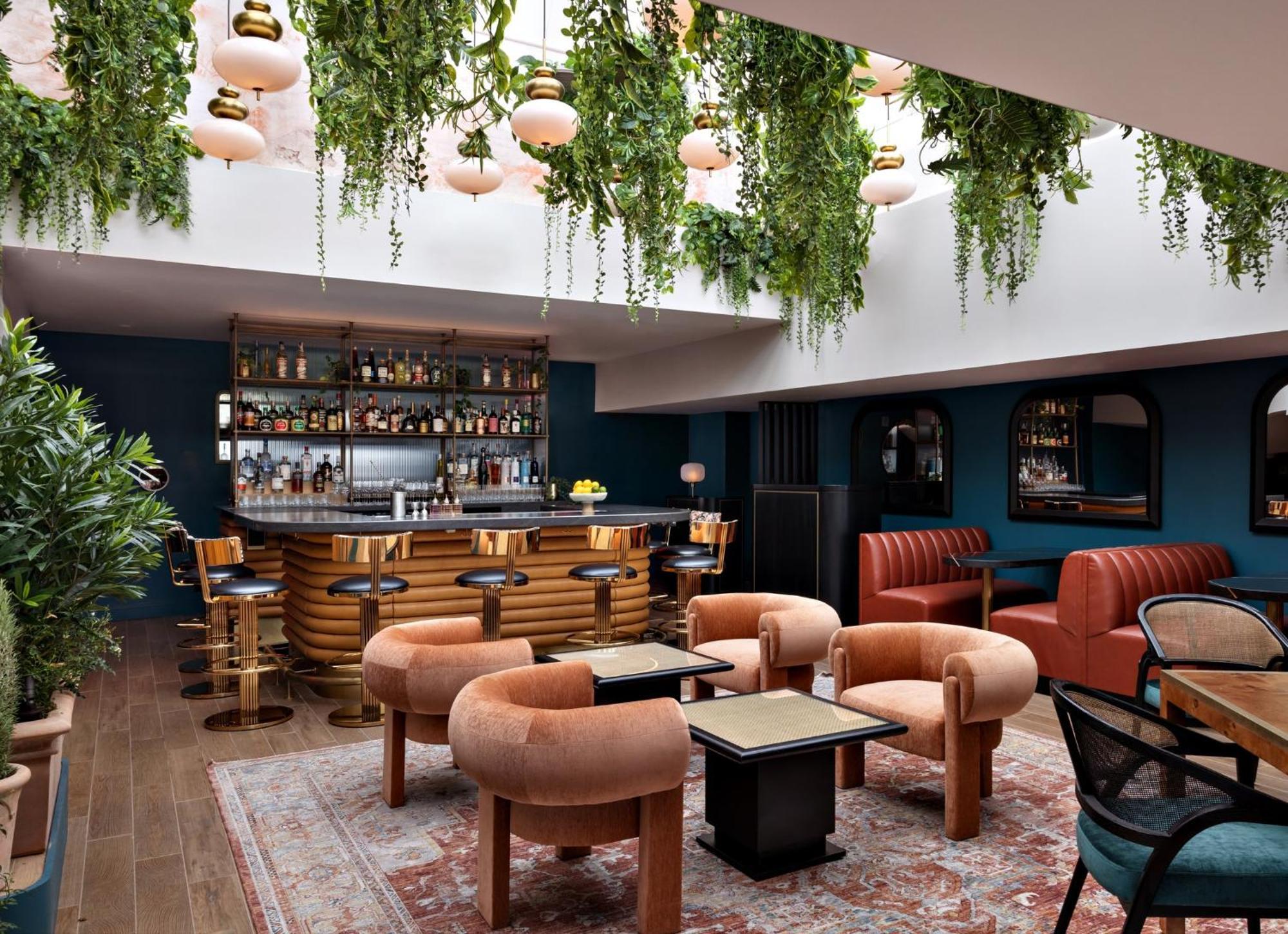 ヒルトン ガーデン イン タイムズ スクエア ニューヨーク エクステリア 写真 The interior of the bar