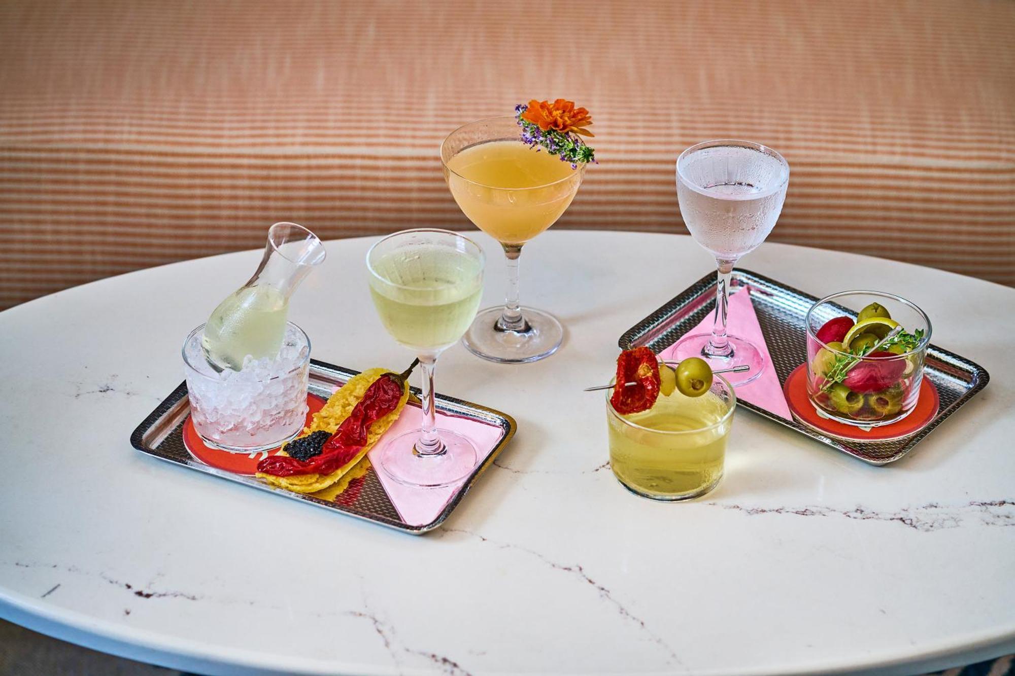 ヒルトン ガーデン イン タイムズ スクエア ニューヨーク エクステリア 写真 Cocktails at the bar