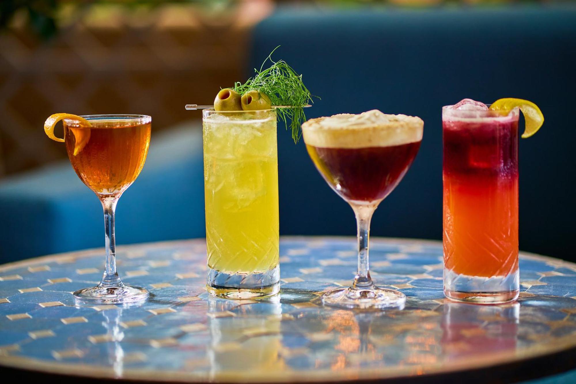 ヒルトン ガーデン イン タイムズ スクエア ニューヨーク エクステリア 写真 Cocktails at the bar