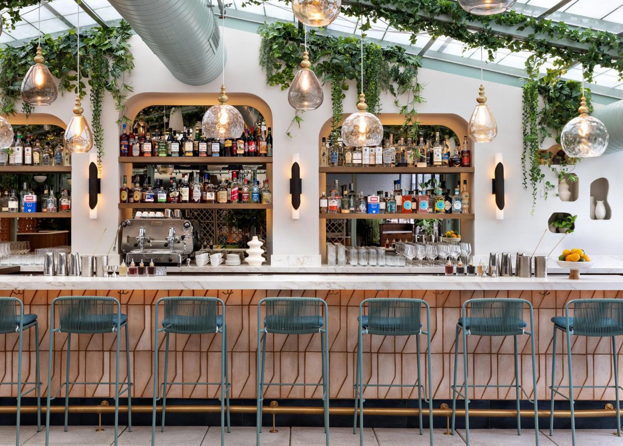 ヒルトン ガーデン イン タイムズ スクエア ニューヨーク エクステリア 写真 The bar at the restaurant