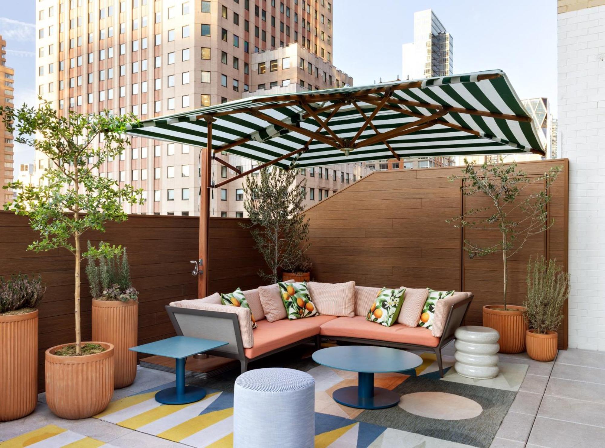 ヒルトン ガーデン イン タイムズ スクエア ニューヨーク エクステリア 写真 The rooftop terrace at the Standard East Village