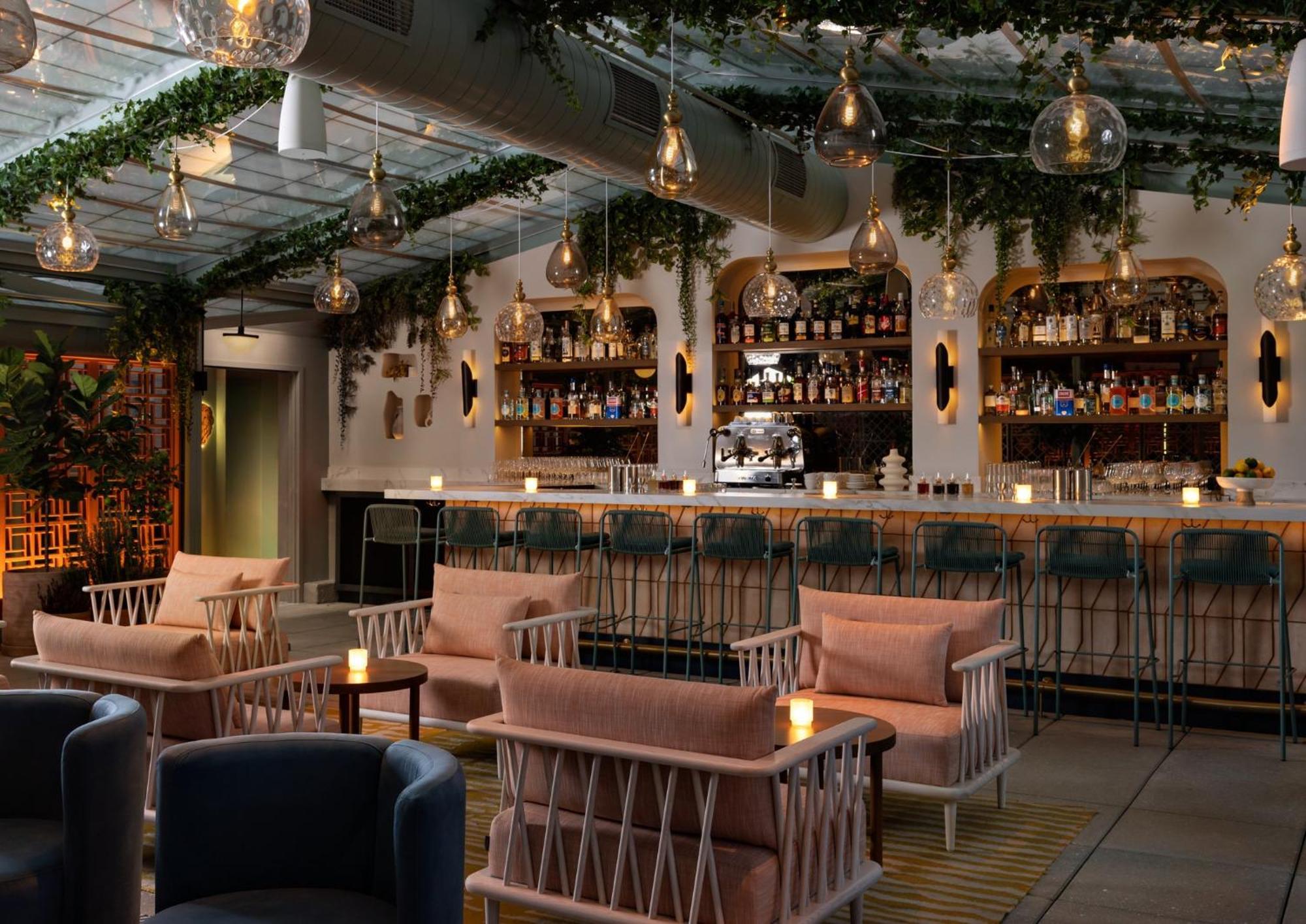 ヒルトン ガーデン イン タイムズ スクエア ニューヨーク エクステリア 写真 The bar at the 100 Queen's Gate