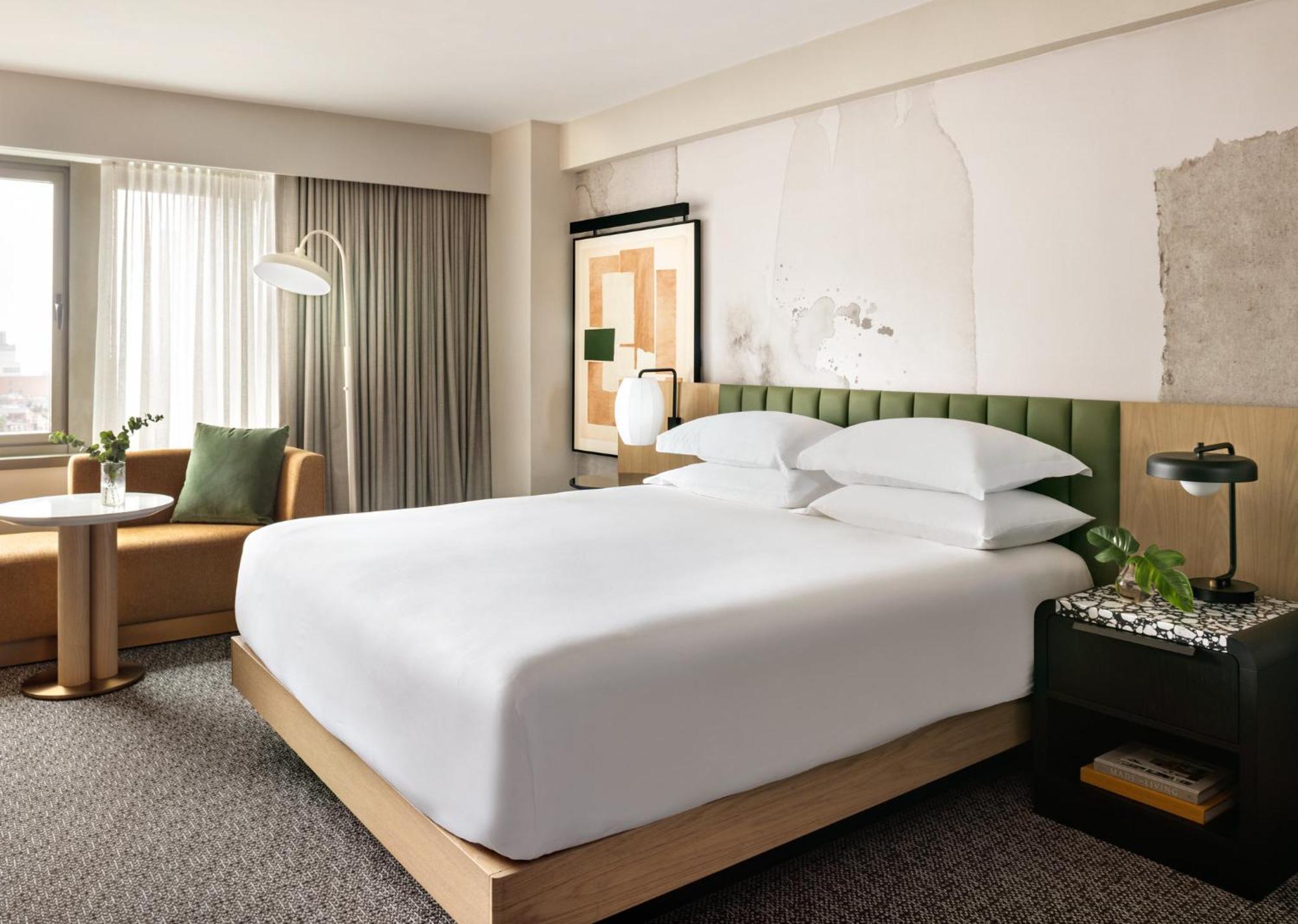 ヒルトン ガーデン イン タイムズ スクエア ニューヨーク エクステリア 写真 A guest room at the Hotel Commonwealth