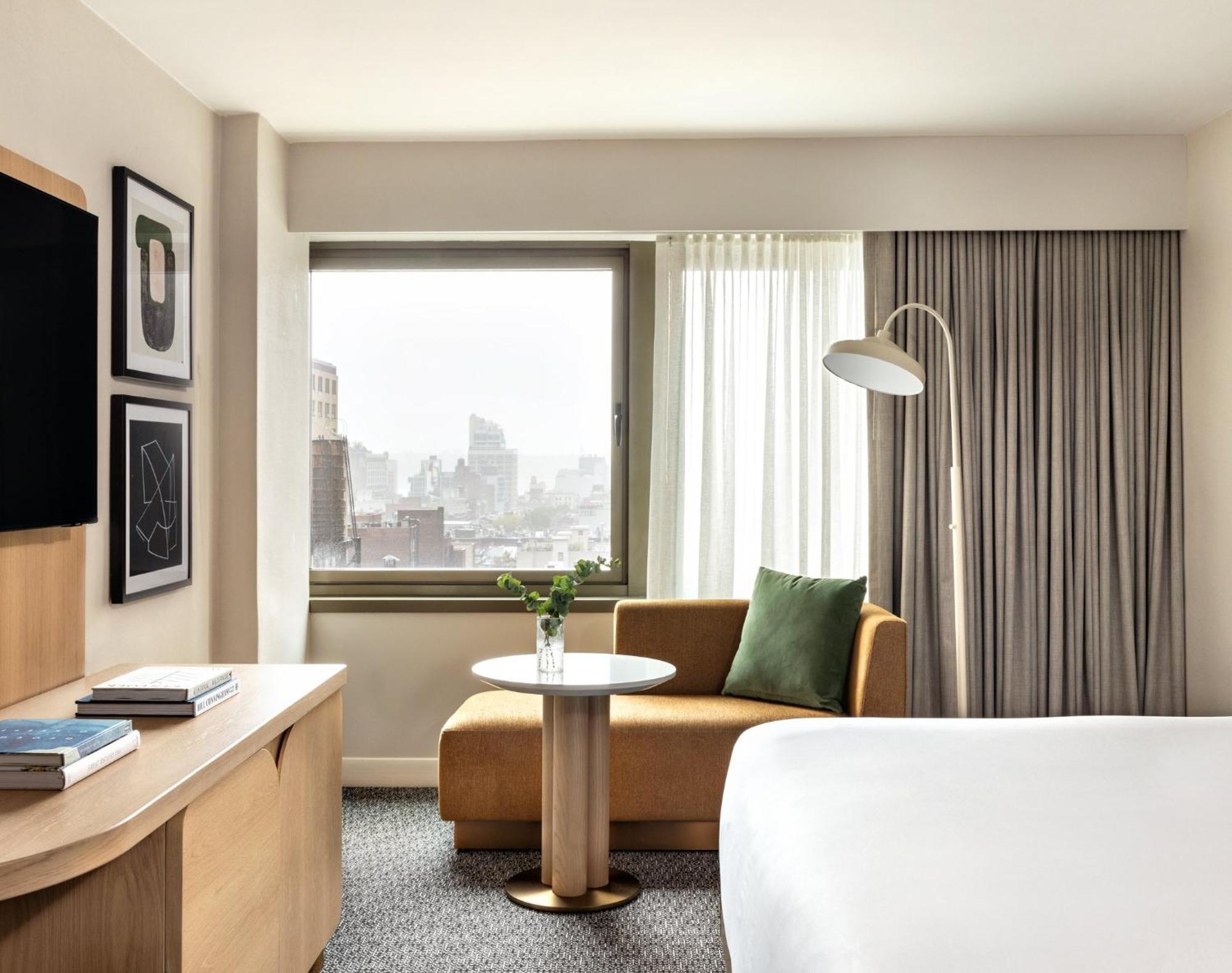 ヒルトン ガーデン イン タイムズ スクエア ニューヨーク エクステリア 写真 A guest room at the Hotel Commonwealth